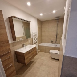 Modernes Badezimmer